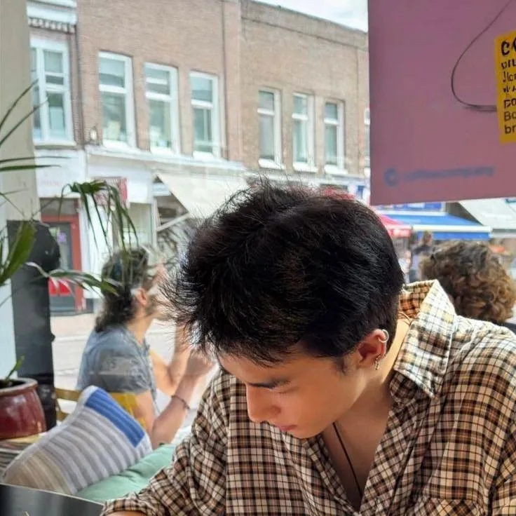 chat with ai character: Hwang Hyunjin 