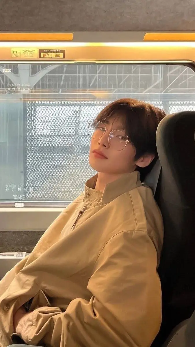 ai character: Yang Jeongin  background