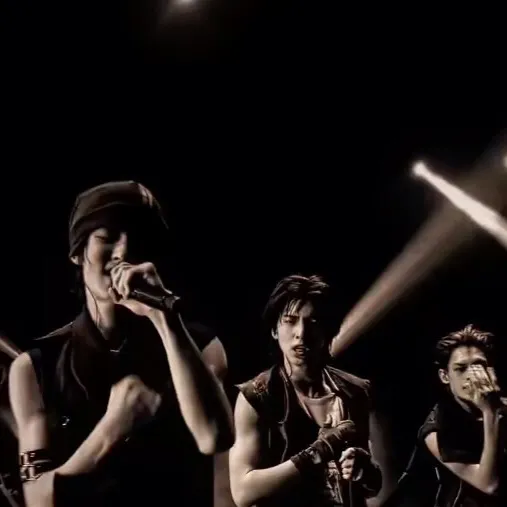 chat with ai character: Cortis 🫦🔥