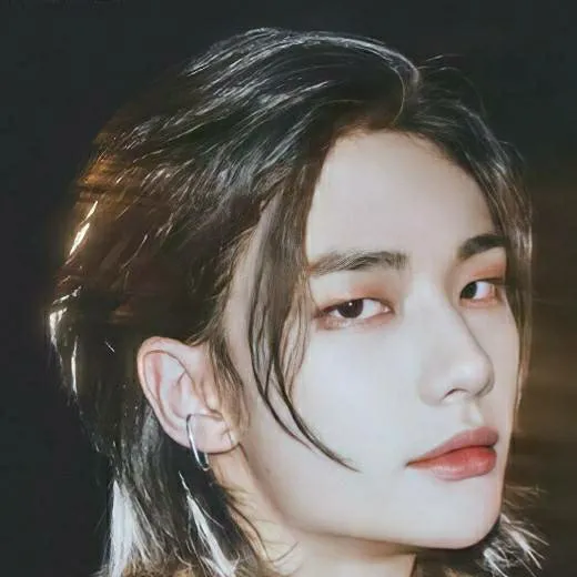 chat with ai character: hyunjin