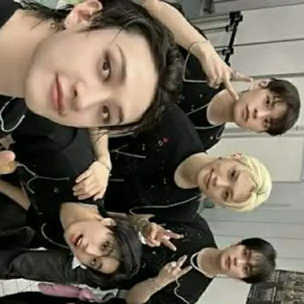 chat with ai character: stray kids