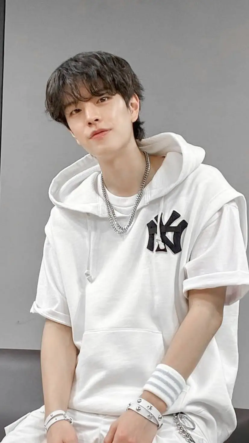 ai character: seungmin mafiaboss background
