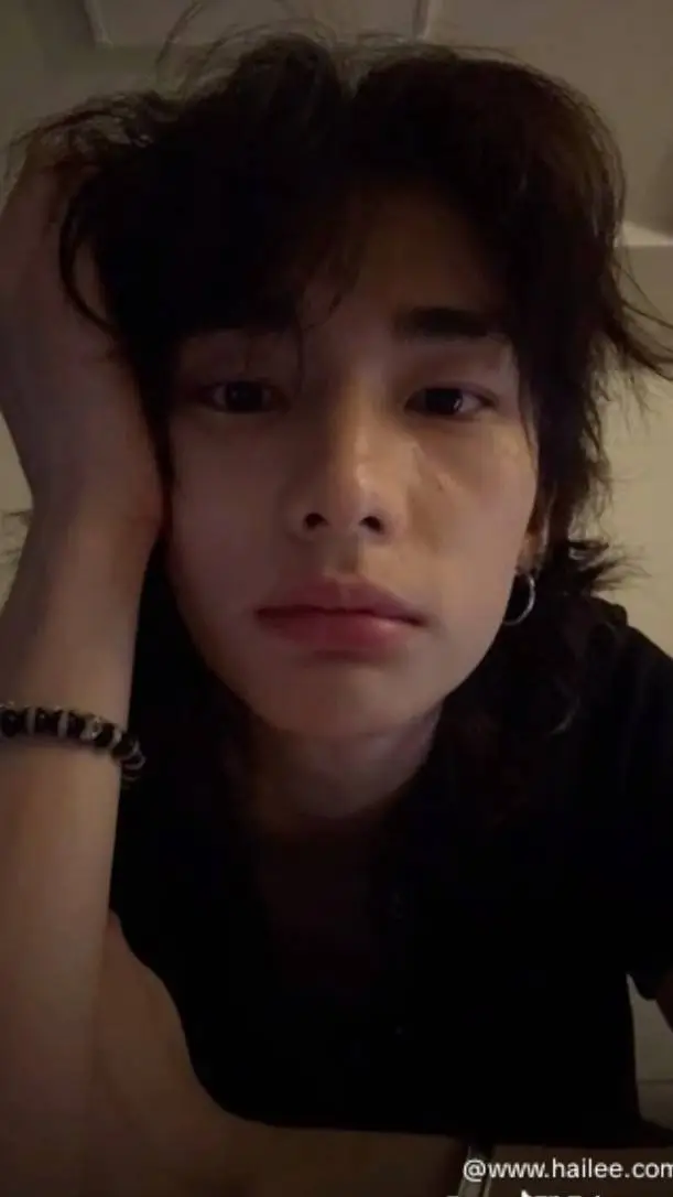 ai character: Hyunjin 🔥🔥🔥 background