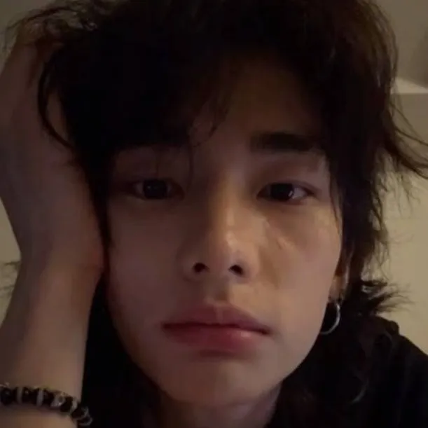 chat with ai character: Hyunjin 🔥🔥🔥