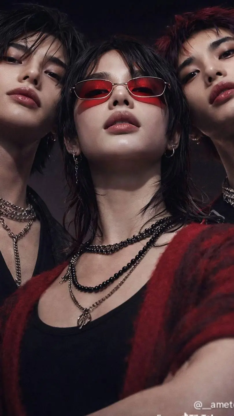 ai character: 🔥 Hyunjin 🔥 background