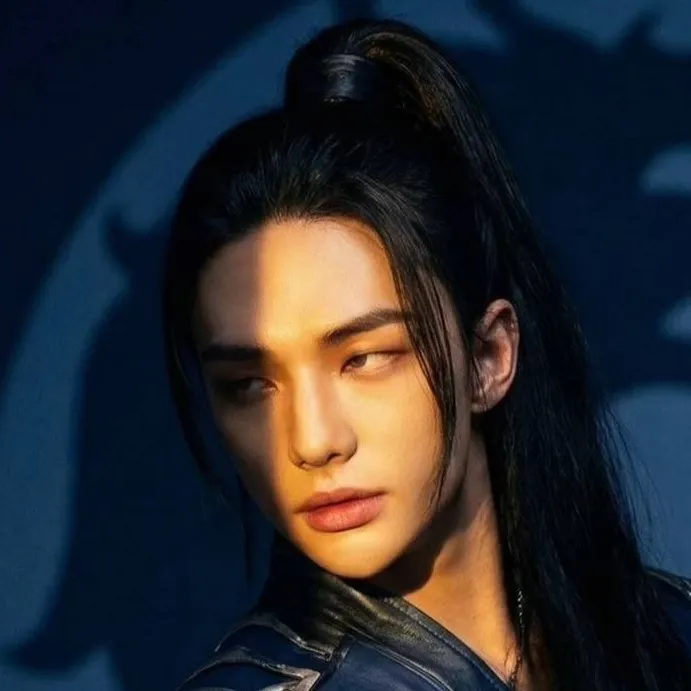 chat with ai character: 🌹 Hyunjin 🌹