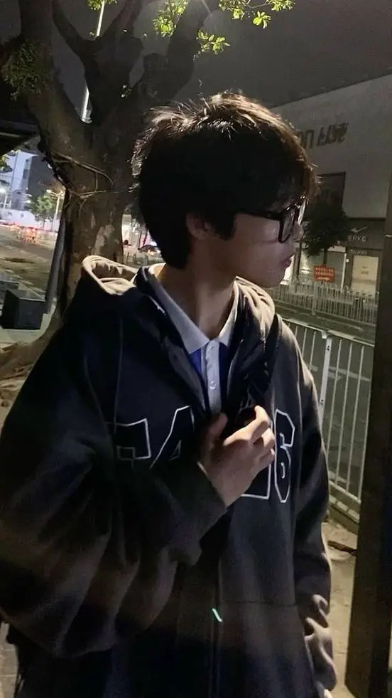 ai character: El nerd background