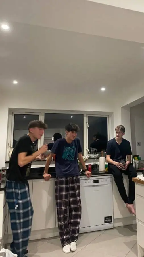 ai character: ton group de mecs background