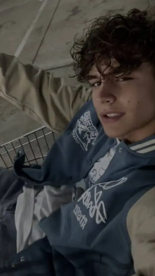 ai character: Alex  background