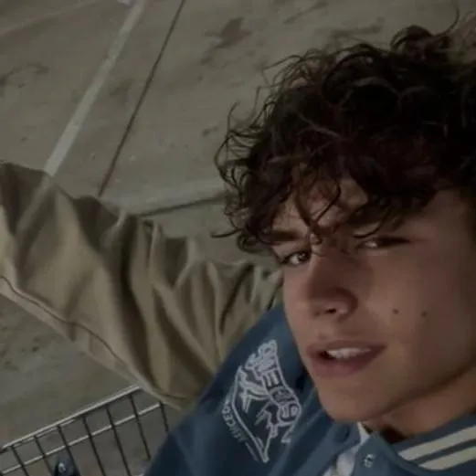 chat with ai character: Alex 