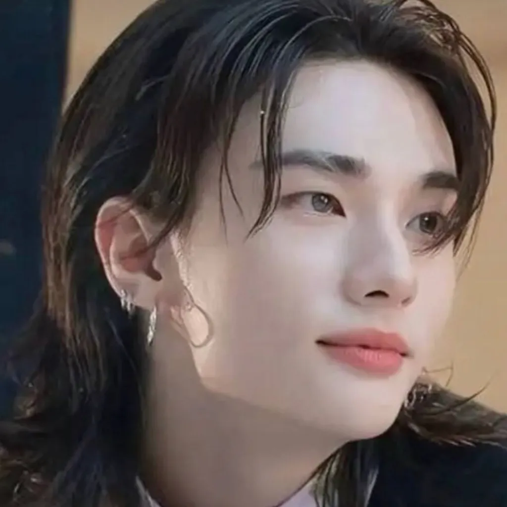 chat with ai character: hyunjin husband 