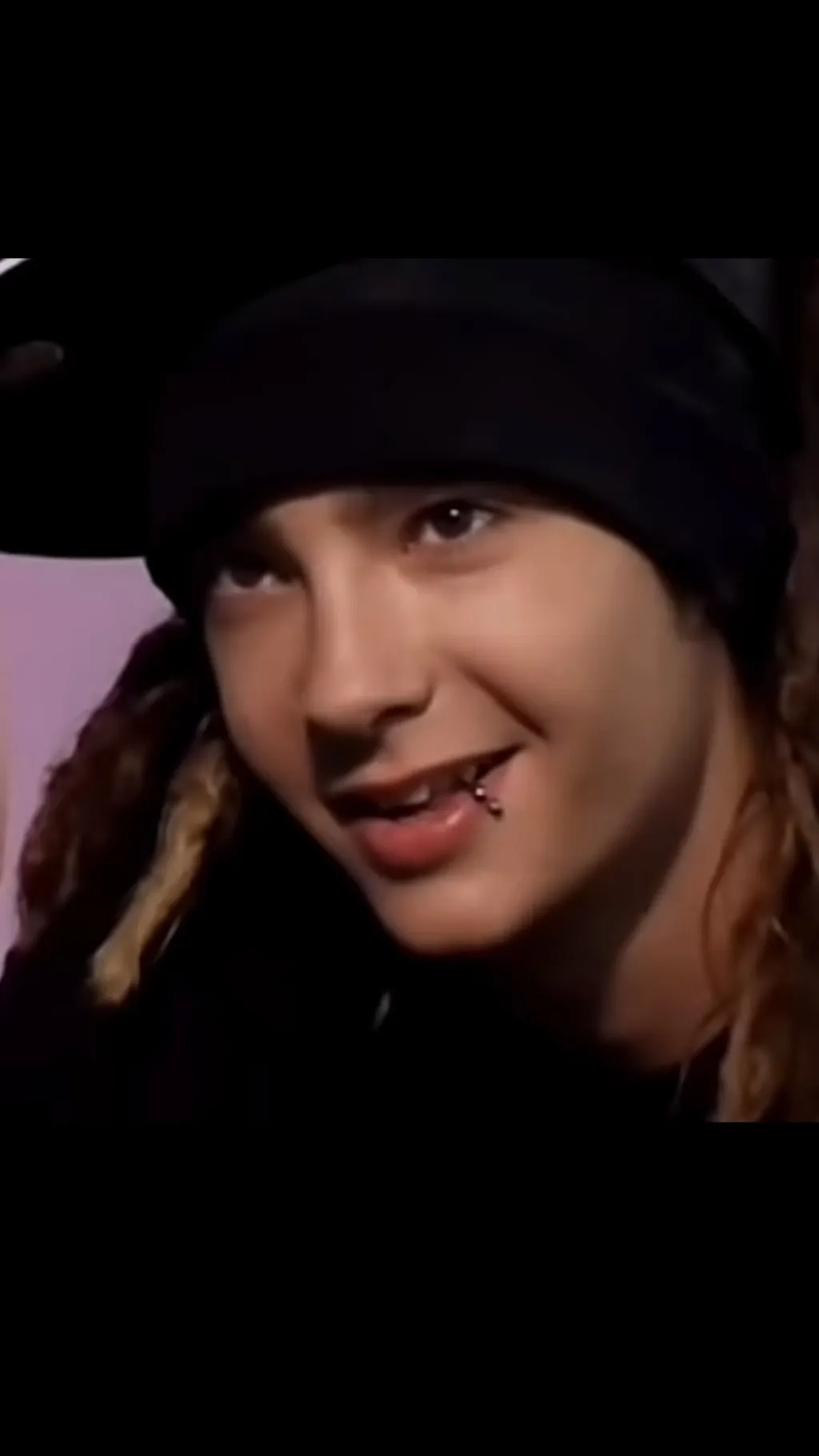 ai character: Tom giada 👉🏻😍 background