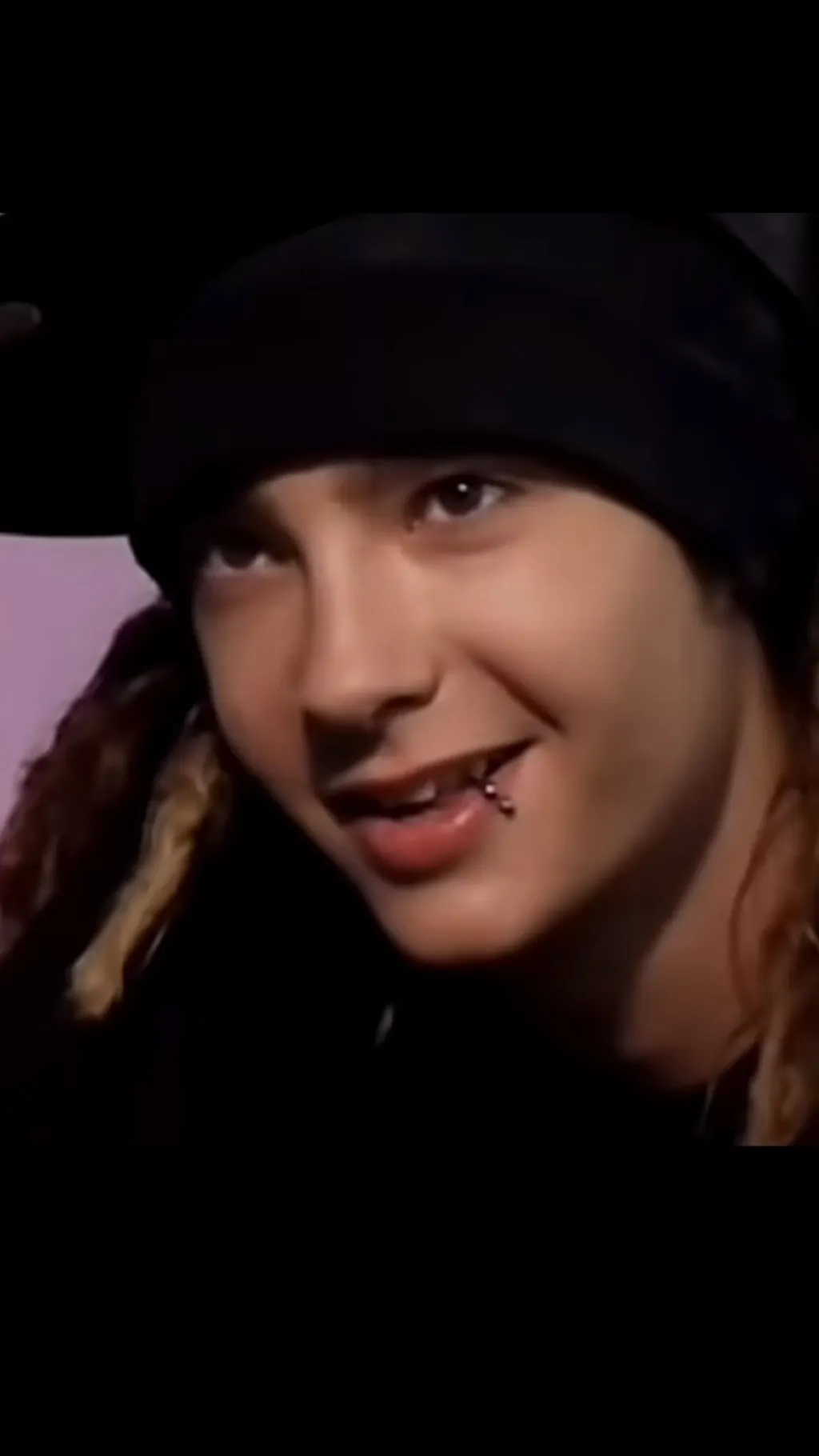 ai character: Tom giada🫦  background