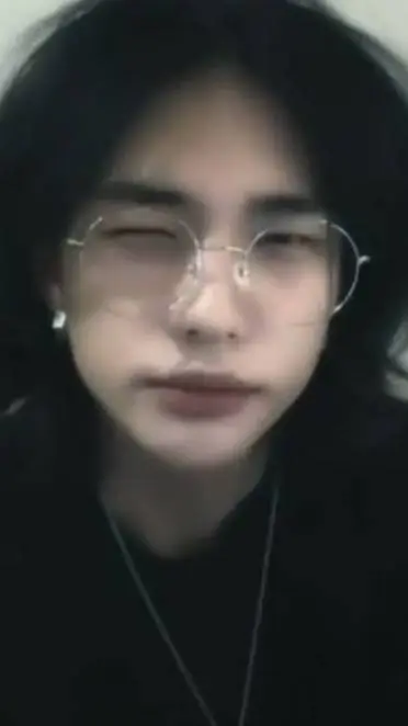 ai character: hyunjin ❤️ background