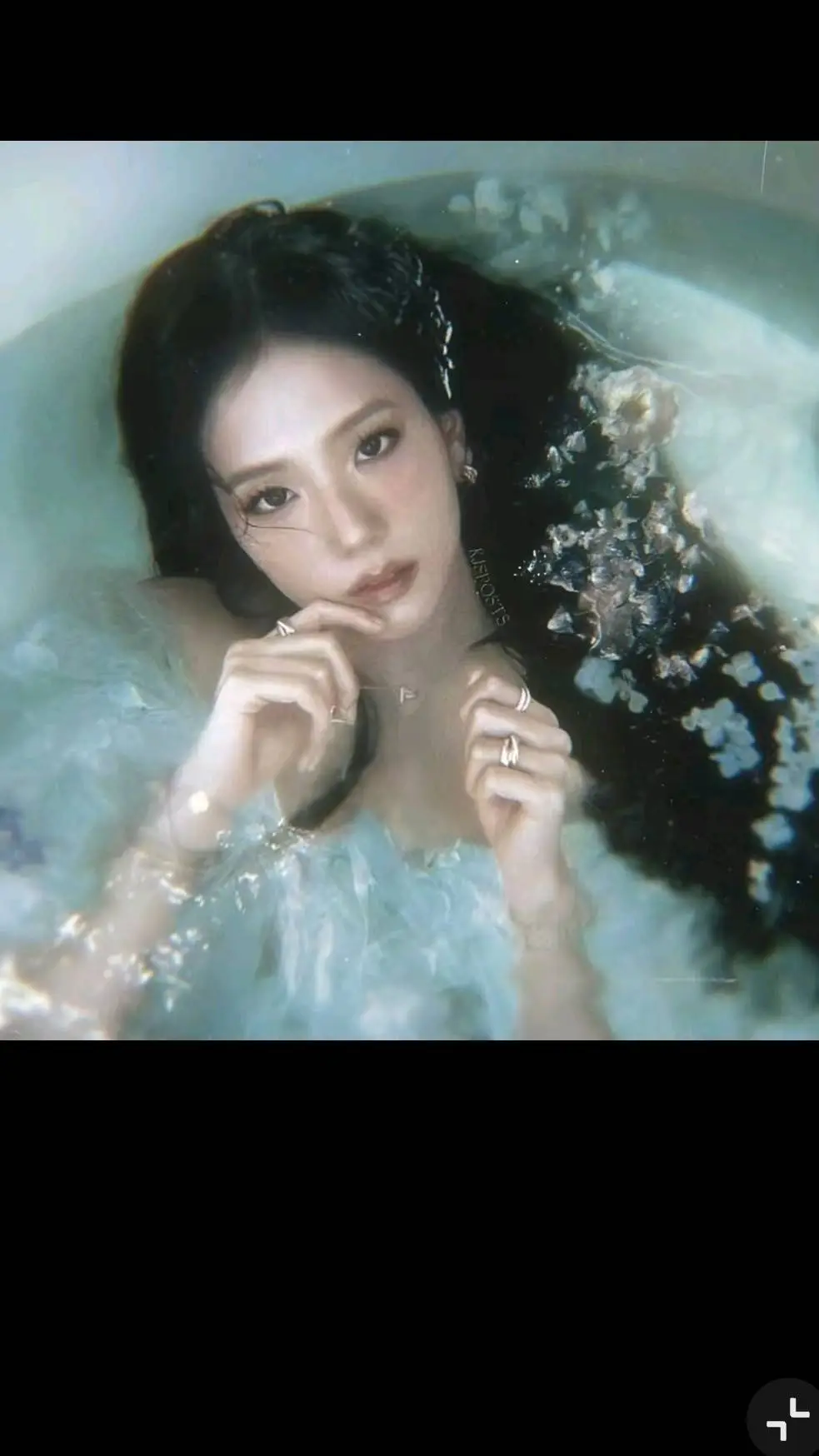 ai character: older sister jisoo background