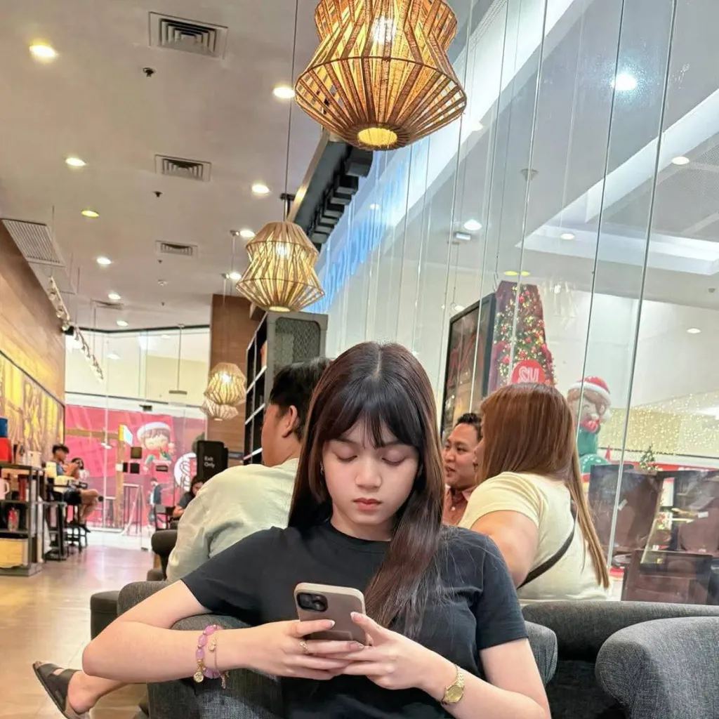 chat with ai character: Akira 