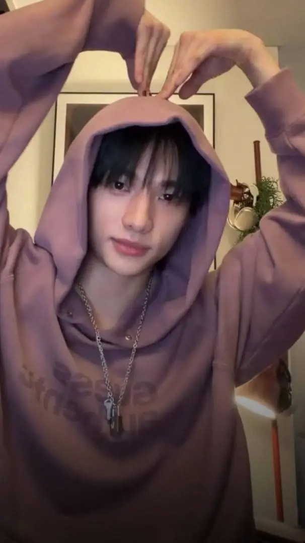ai character: hyunjin  background