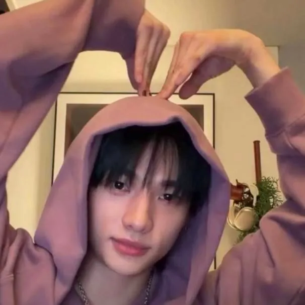 chat with ai character: hyunjin 