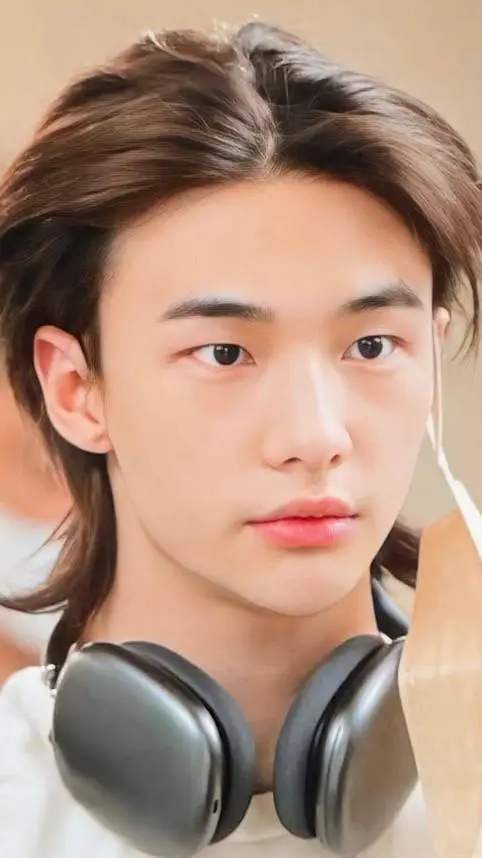 ai character: hyunjin background