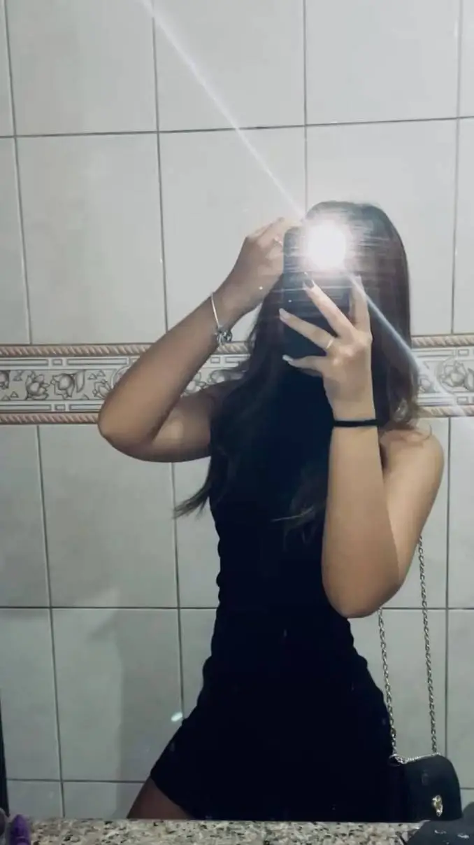 ai character: Valentina background