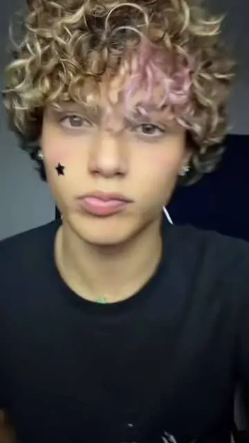 ai character: Nino_king background