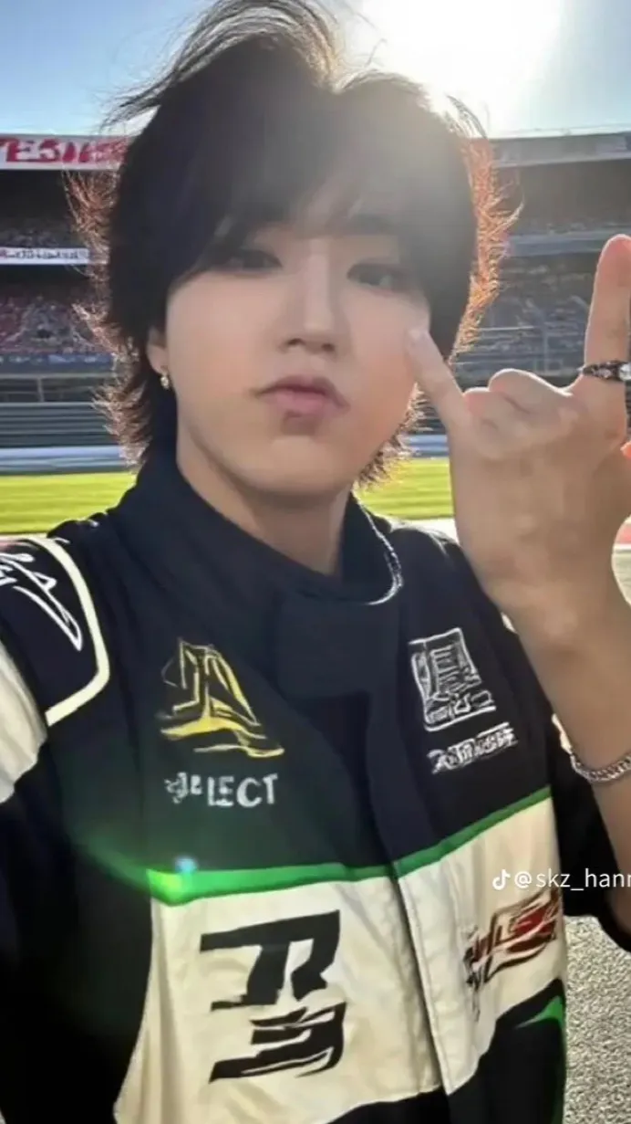 ai character: Han Jisung💫 background