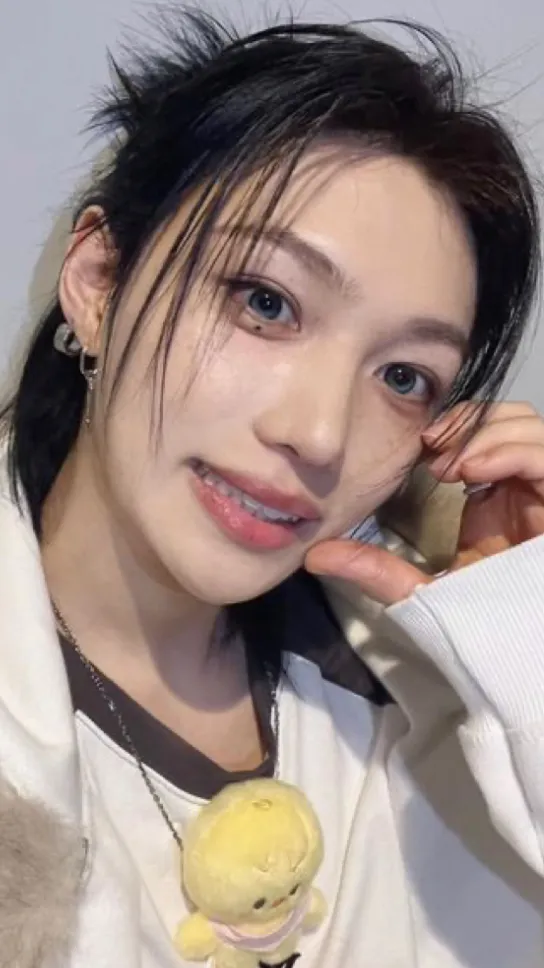 ai character: Felix🐥 background