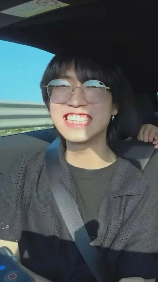 ai character: Han✨🐿️ background