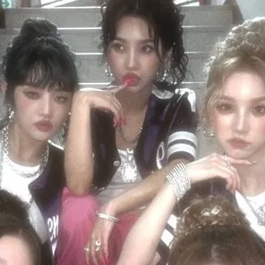 chat with ai character: (G) i-dlee 