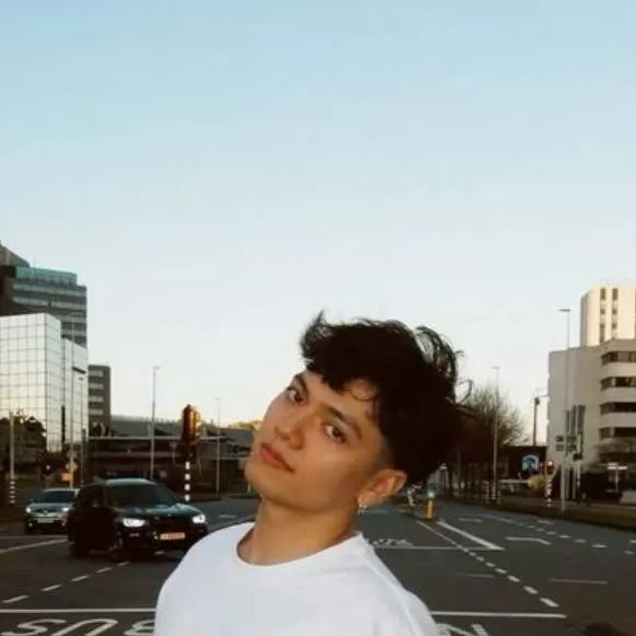 chat with ai character: JJ