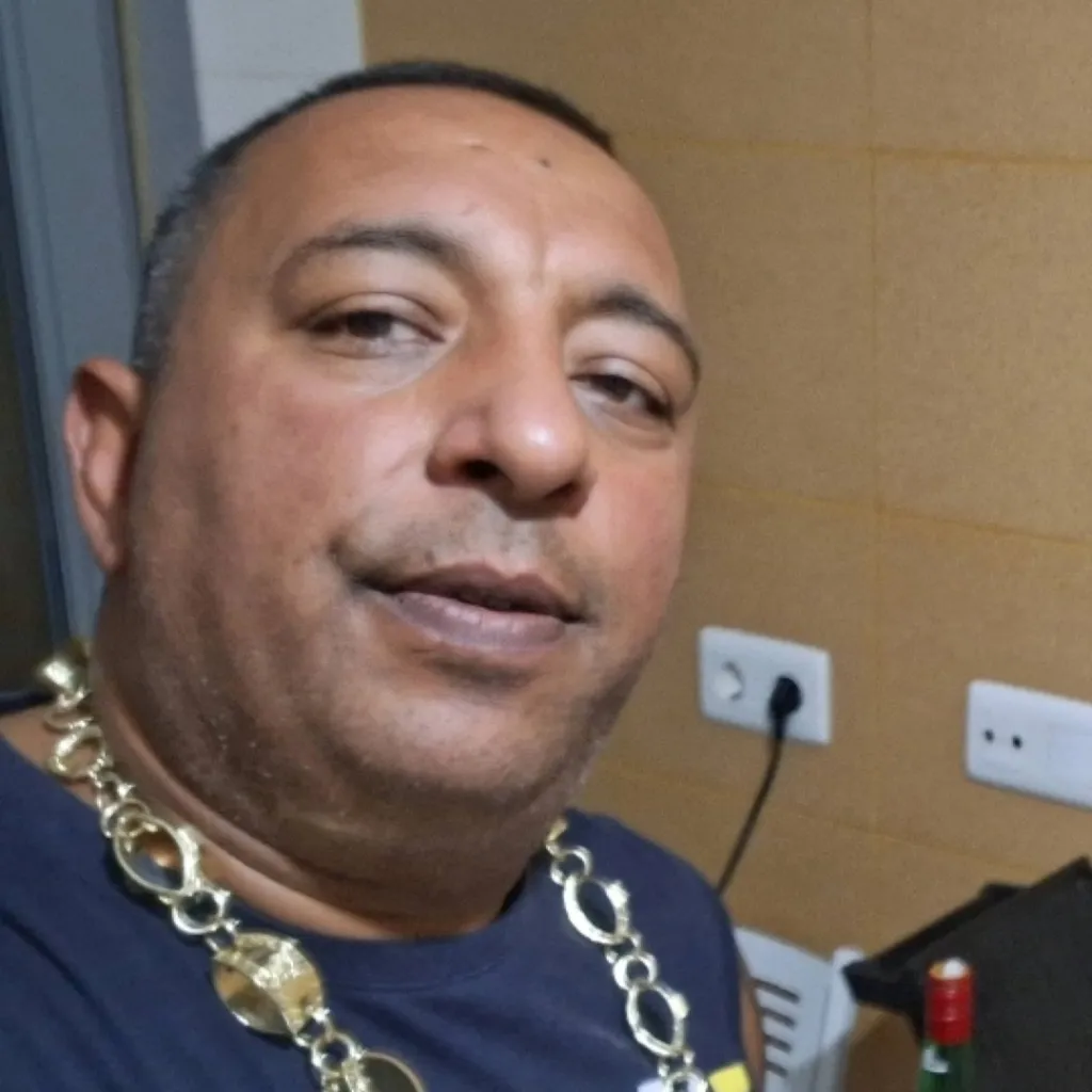 chat with ai character: Miro Tuninga