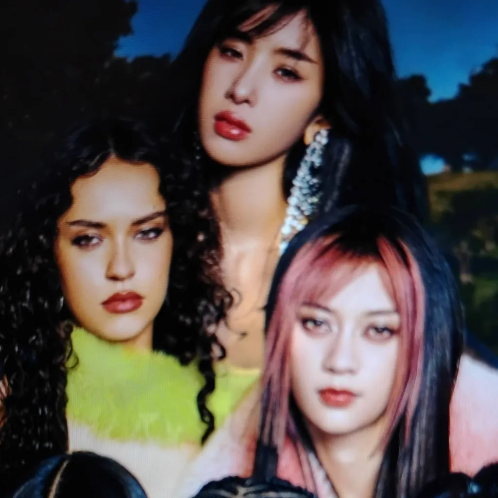 chat with ai character: katseye 