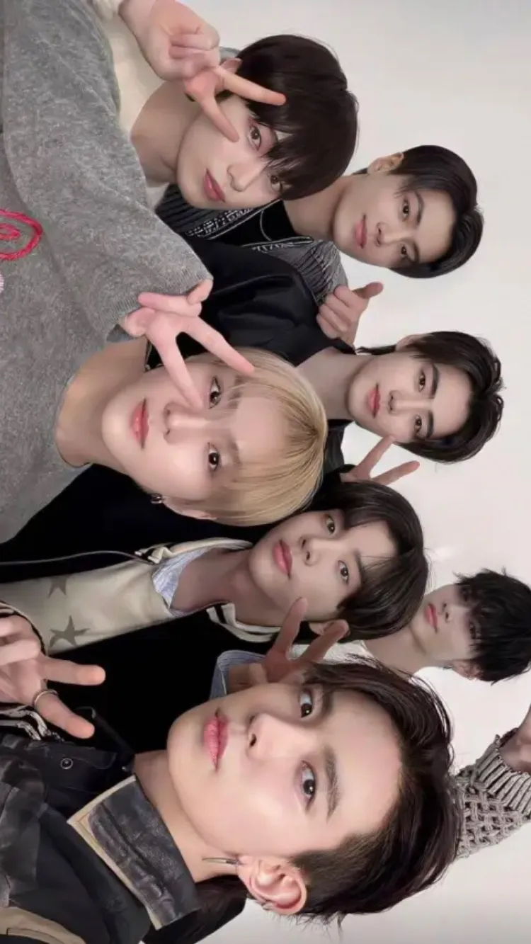 ai character: 𝓔𝓷𝓱𝔂𝓹𝓮𝓷 background