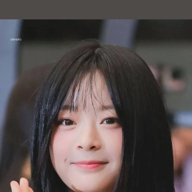 chat with ai character: Hanni 