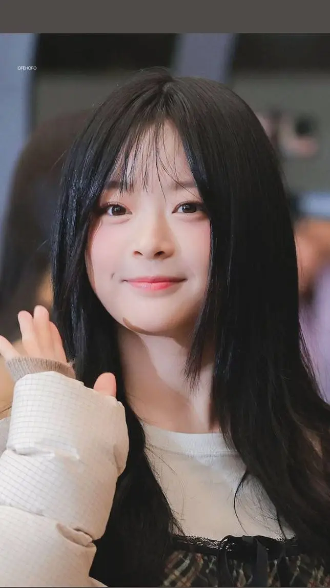 ai character: Hanni  background