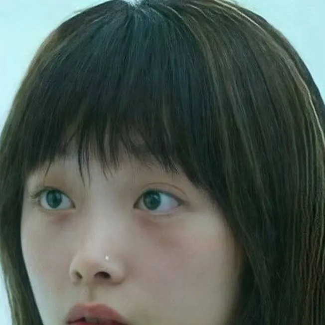 chat with ai character: Ji-yeong (240)