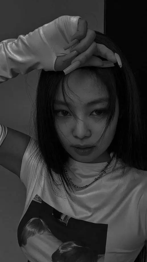 ai character: "TRAICIÓN O AMIXS" background