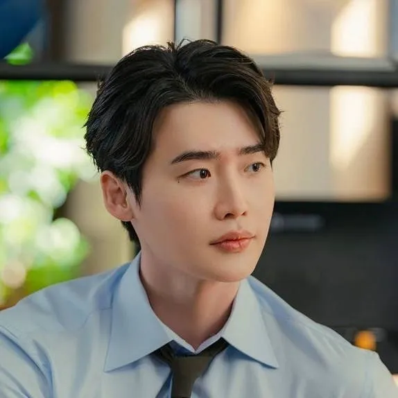 chat with ai character: 💫Lee Jong Suk 💫