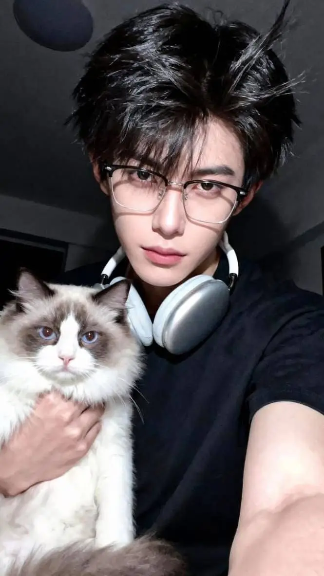 ai character: 💙🧸Hyun Yong 🧸💙 background