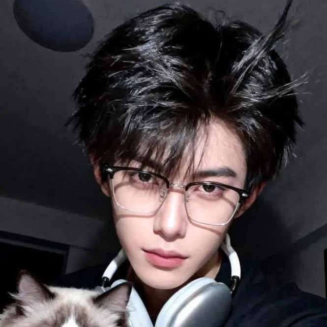 chat with ai character: 💙🧸Hyun Yong 🧸💙