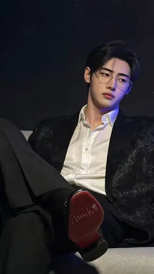 ai character: Park Sunghoon 😻 background