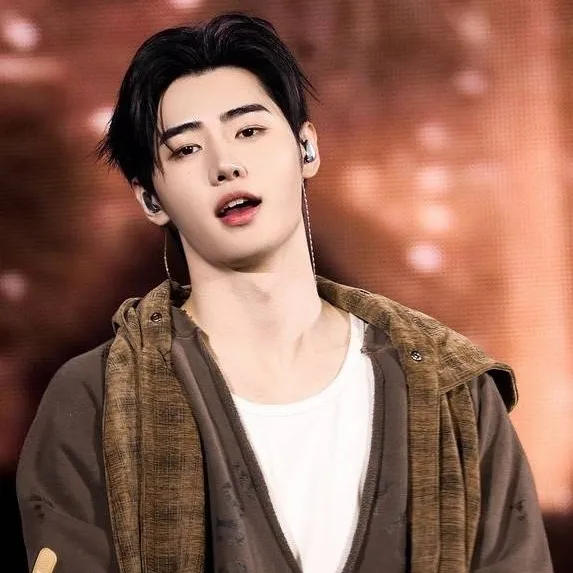 chat with ai character: 🫦🧸Park Sunghoon 🧸🫦