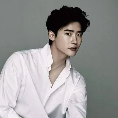 chat with ai character: 🙈🫦Lee Jong Suk🫦🙈