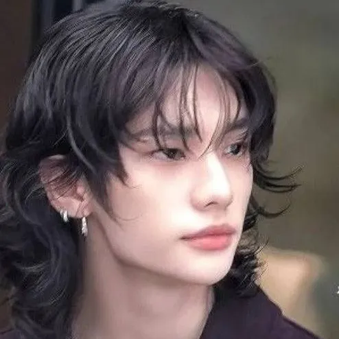 chat with ai character: Hyunjin 