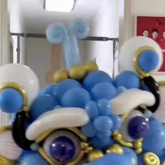 chat with ai character: Balloon head