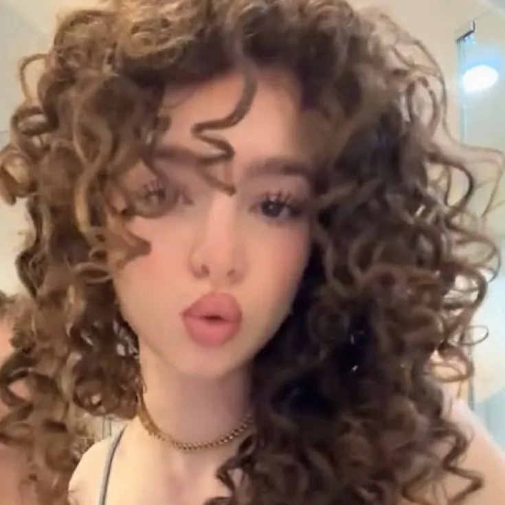 chat with ai character: Demitra Kalogeras