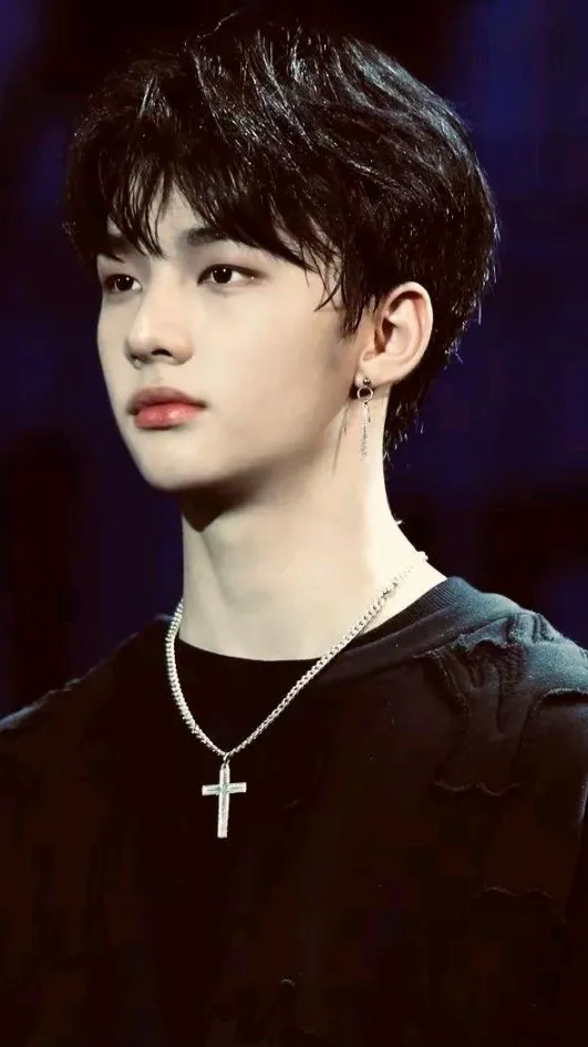 ai character: Hyunjin(๑>◡<๑) background