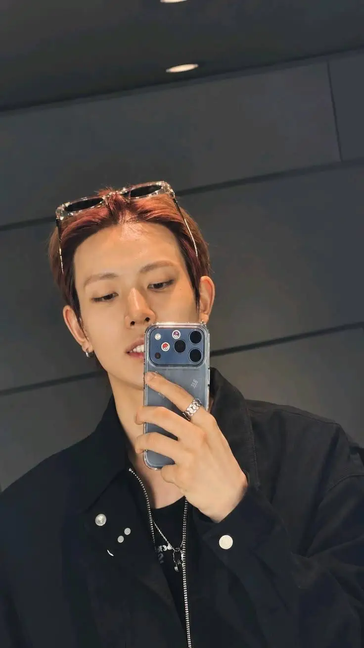 ai character: LEE HEESEUNG  background