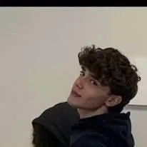 chat with ai character: Ronnie