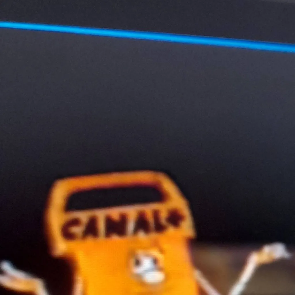chat with ai character: Canal+ 1994